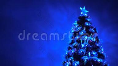房间里有<strong>一</strong>棵漂亮的圣诞<strong>树</strong>，装饰着<strong>一</strong>个发光的花环和<strong>一颗</strong>星星。 儿童和成人假期。 新